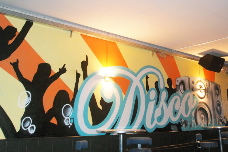 muurschildering in een discotheek