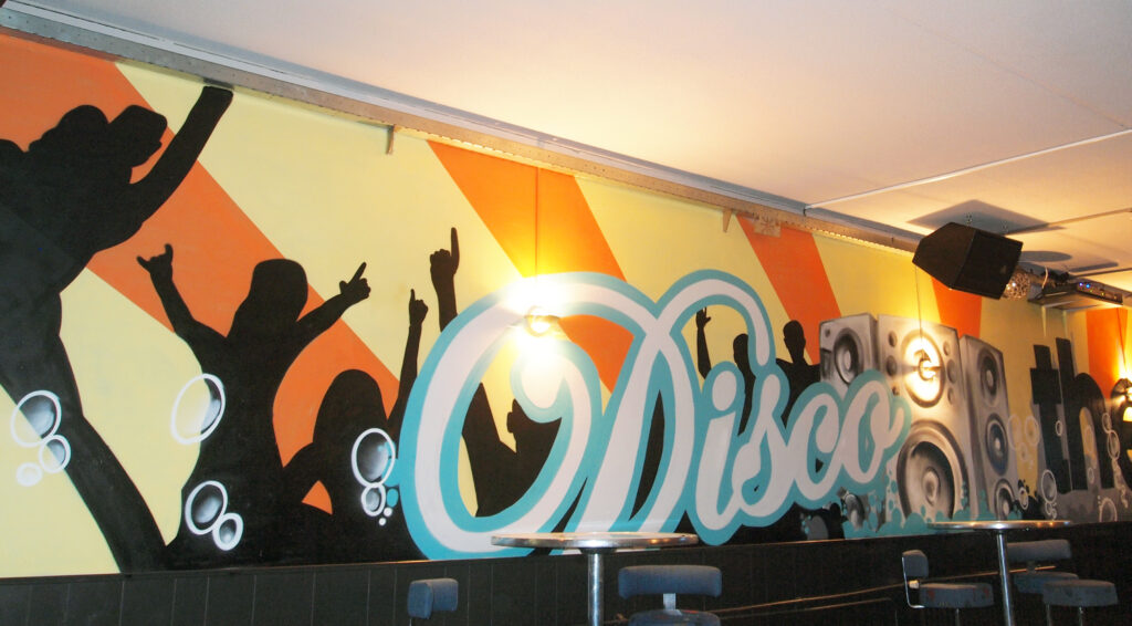 muurschildering in een discotheek