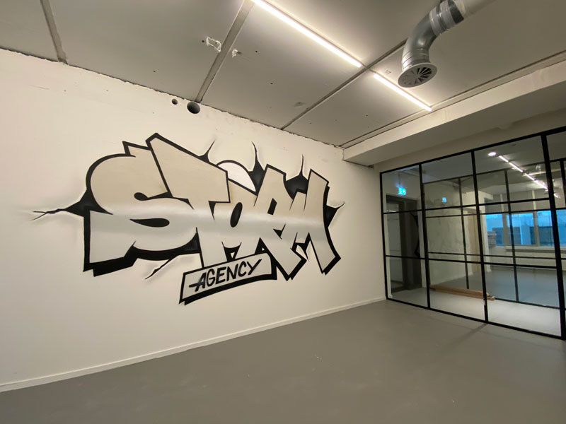 Graffiti in kantoorruimte