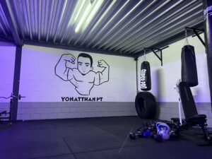 Sportschool logo op de muur.