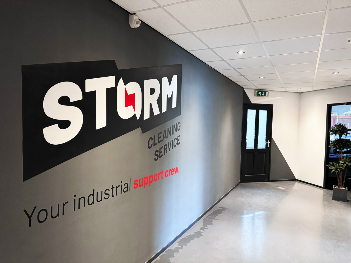 logo op de muur