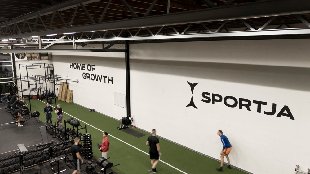 Logo op de muur -sportschool