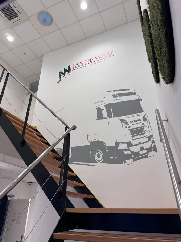 muurschildering met logo in trappenhuis bedrijfsruimte.