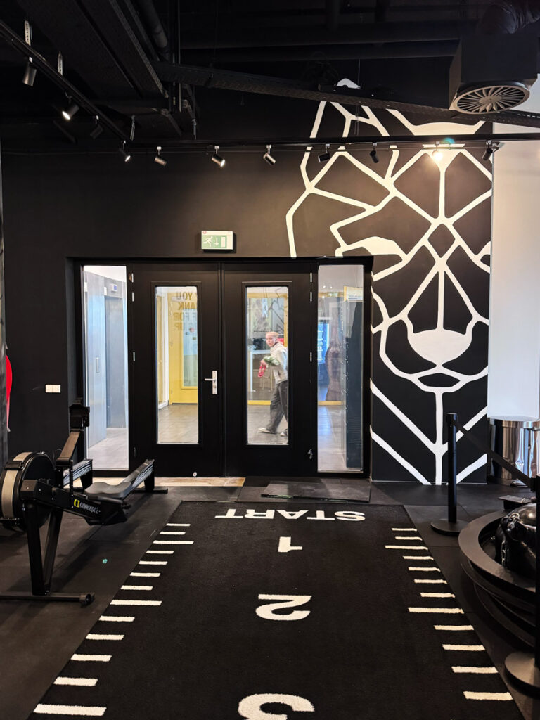 Logo op de muur sportschool